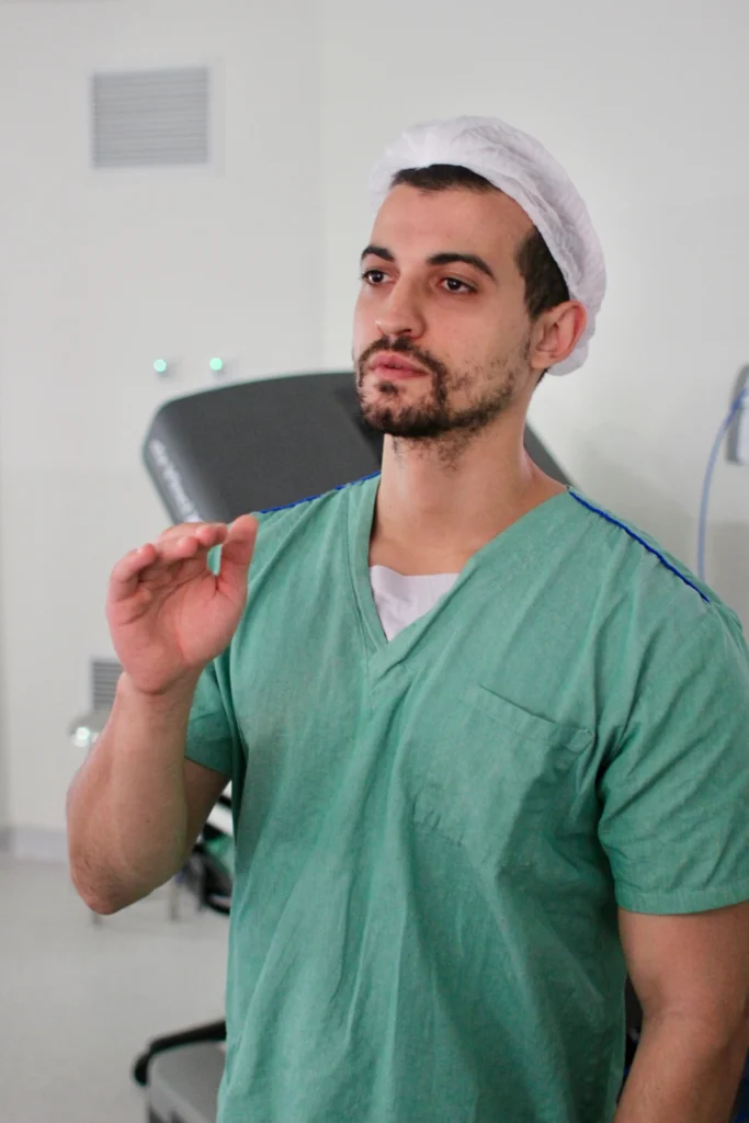 Dr. Gustavo Guerrero, urologista formado pela USP, em São Paulo - CRM 199490, coordenando os cuidados médicos