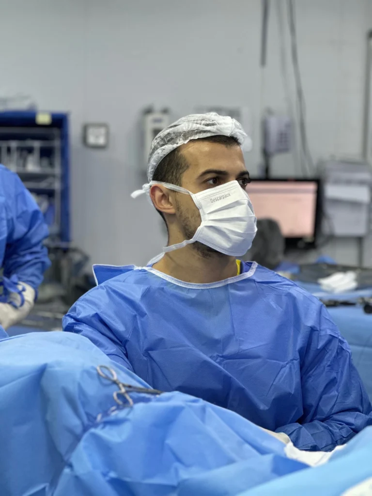Dr. Gustavo Guerrero, urologista formado pela USP, em São Paulo - CRM 199490, realizando HoLEP