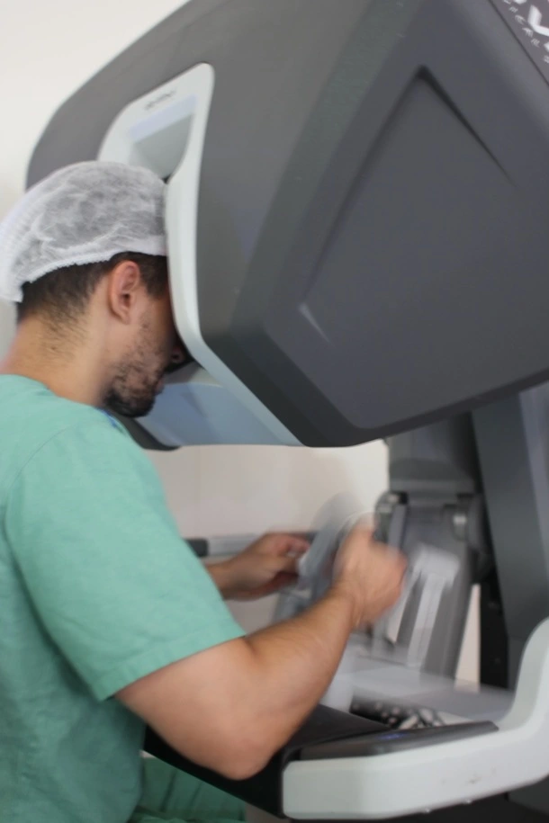 Dr. Gustavo Guerrero, urologista formado pela USP, em São Paulo - CRM 199490. Dr. Gustavo Guerrero realizando cirurgia robótica urológica para câncer de próstata.