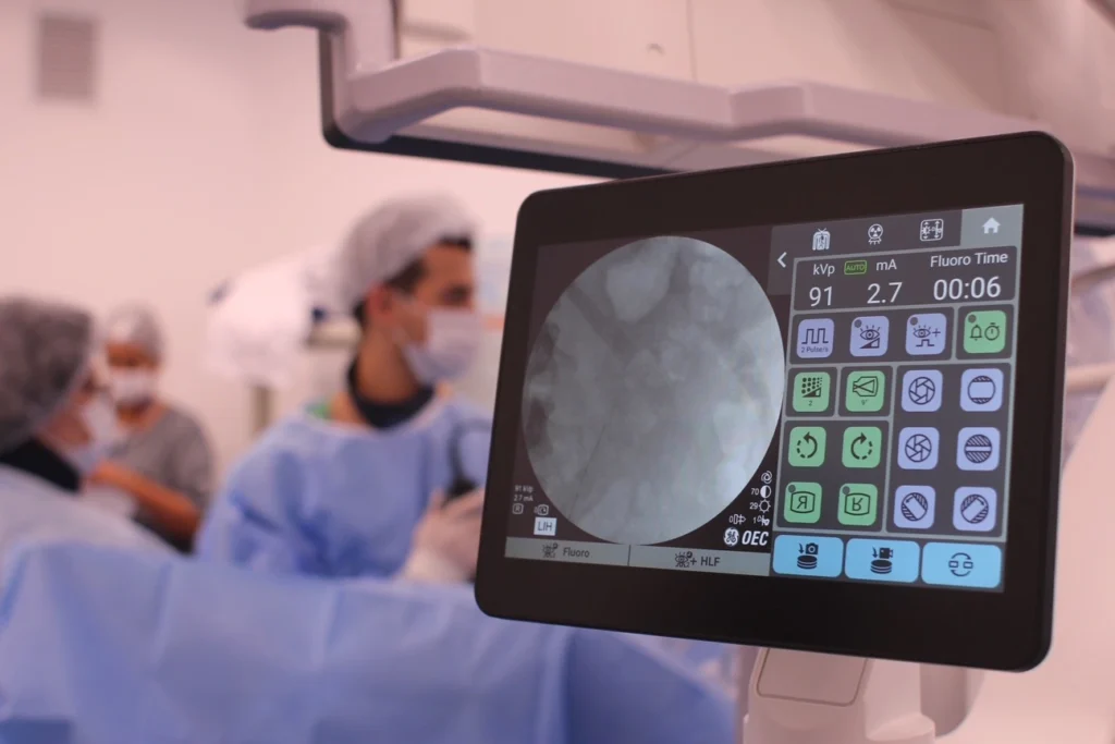 Dr. Gustavo Guerrero, urologista formado pela USP, em São Paulo - CRM 199490, realizando procedimento a laser para cálculo renal