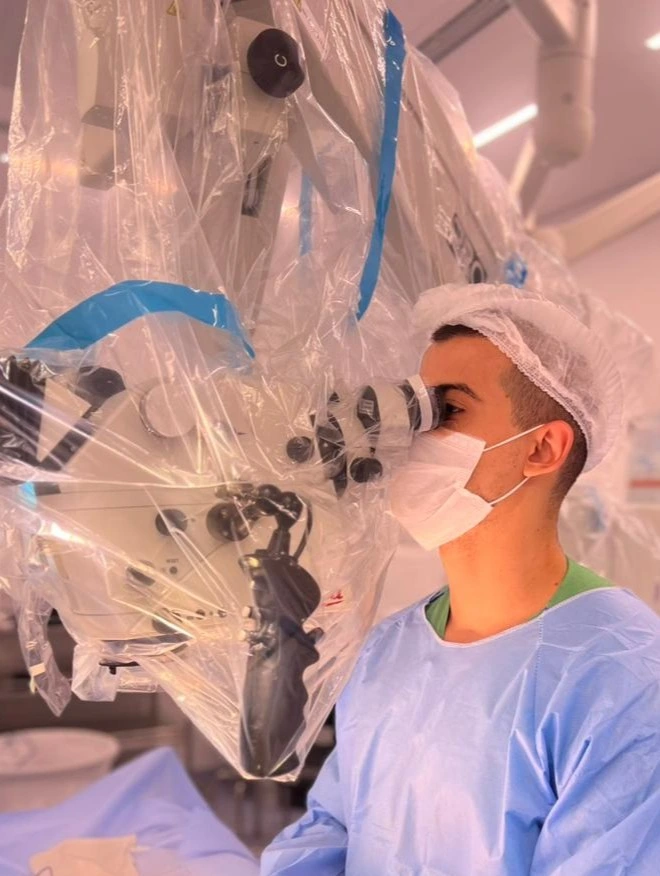 Dr. Gustavo Guerrero, urologista formado pela USP, em São Paulo - CRM 199490, realizando microcirurgia para varicocele