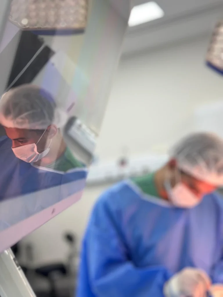 Dr. Gustavo Guerrero, urologista formado pela USP, em São Paulo - CRM 199490, realizando cirurgia