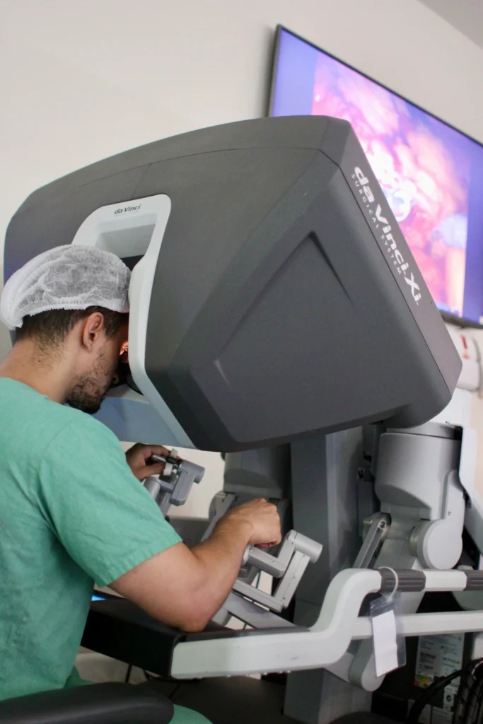 Dr. Gustavo Guerrero, urologista formado pela USP, em São Paulo - CRM 199490, realizando cirurgia robótica