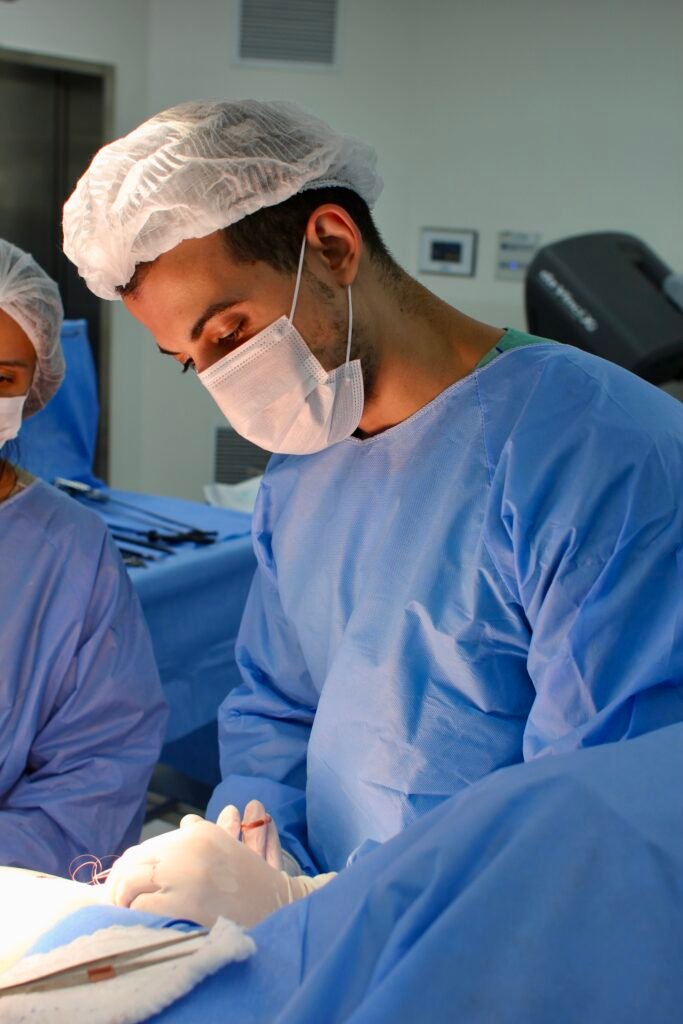 Dr. Gustavo Guerrero, Urologista pela USP, realizando cirurgia.